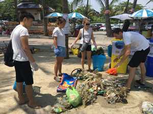 Volunteers at the beach cleanup